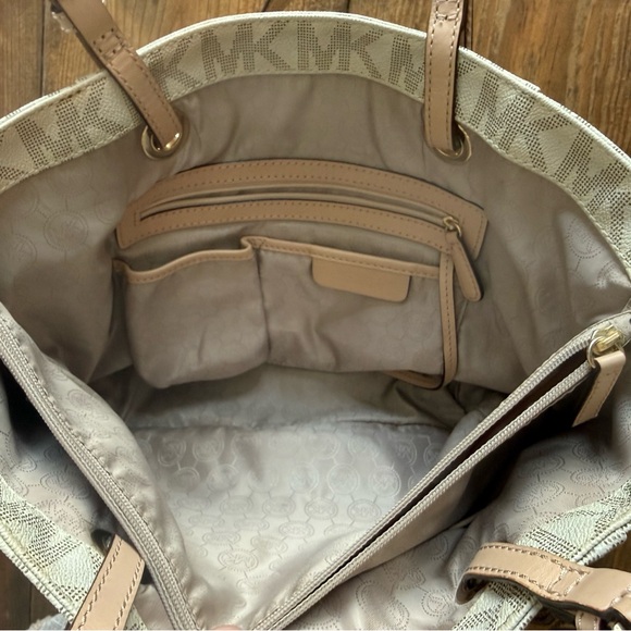 MICHAEL Michael Kors Jet Set Travel Tote Bag Ivory signature PVC - Picture 9 of 10